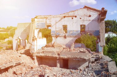 Gündüz vakti endüstriyel çok katlı bina çökmüş. Enkazlarla dolu felaket sahnesi, kırık tuğlalar ve hasarlı yerleşim olmayan evler. Savaş sonrası eylem kavramı ya da yıkım