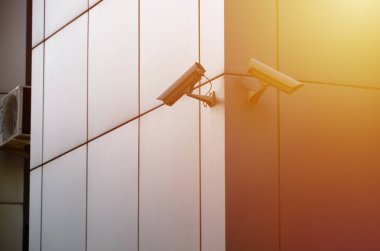 Gümüş plastik duvardaki modern CCTV kameraları. İzleme ve izleme kavramı eş zamanlı.