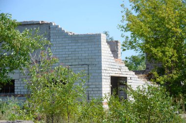 Gündüz vakti endüstriyel çok katlı bina çökmüş. Enkazlarla dolu felaket sahnesi, kırık tuğlalar ve hasarlı yerleşim olmayan evler. Savaş sonrası eylem kavramı ya da yıkım