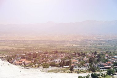 Pamukkale, Türkiye 'nin en ünlü yerlerinden biri olan Unesco World Heritage sitesidir. Burada özellikle beyaz travertin teraslar