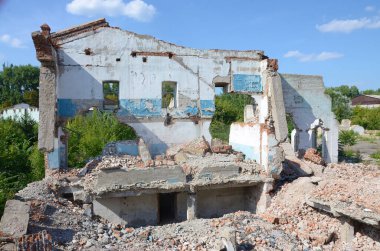 Gündüz vakti endüstriyel çok katlı bina çökmüş. Enkazlarla dolu felaket sahnesi, kırık tuğlalar ve hasarlı yerleşim olmayan evler. Savaş sonrası eylem kavramı ya da yıkım