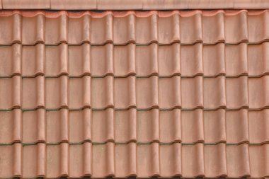 Kahverengi çatılı metal fayansların mimari desenli arka planı. Modern metal çatı kiremitleri olan bir ev.