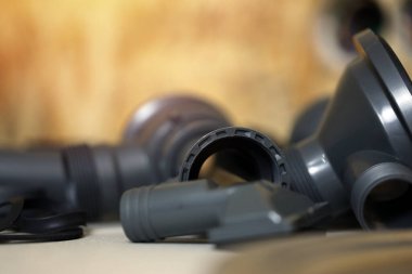 Tesisatçı aletleri ve su musluğu mutfakta lavabonun yanında kurulum için hazır. Mutfak lavabosu için musluğun kurulumu için bağlantılar