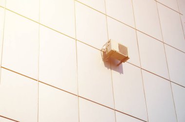 Havalandırma ve havalandırma sistemleri duvarda. Dışarıdaki havalandırma ünitesi soğutma boşluklarında kullanılan duvara monte edilmiş.