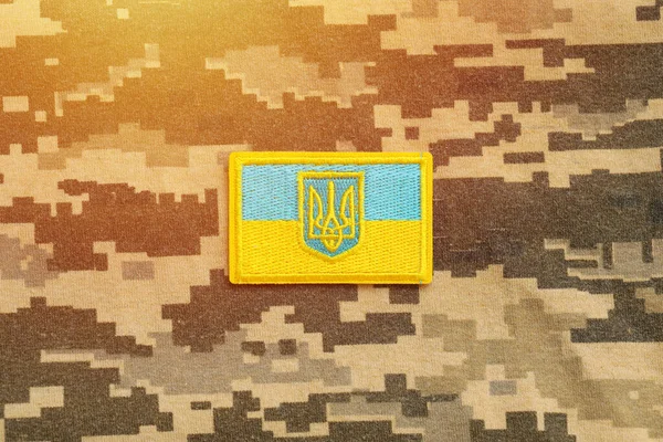 Ukrayna Bayrağıyla Pikselleştirilmiş Dijital Askeri Kamuflaj Kumaşı Mavi Sarı Renkli — Stok fotoğraf