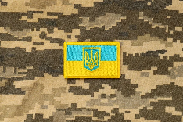 Ukrayna Bayrağıyla Pikselleştirilmiş Dijital Askeri Kamuflaj Kumaşı Mavi Sarı Renkli — Stok fotoğraf