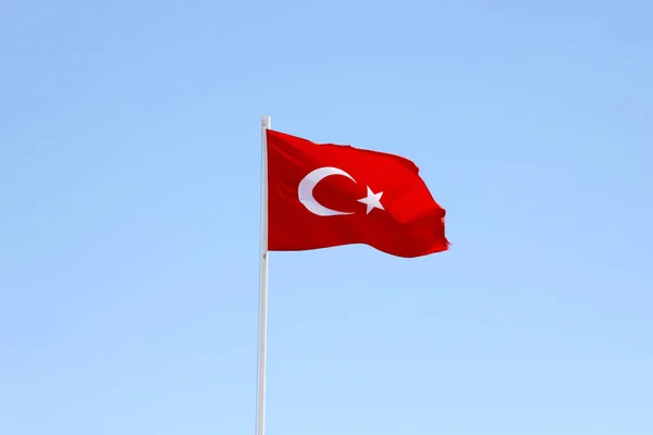 Turkiska Flaggan Flaggstången Viftar Ren Blå Himmel Bakgrund Vit Halvmåne — Stockfoto