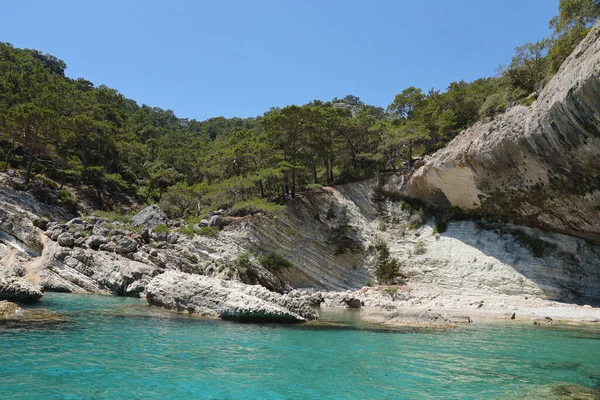 在土耳其爱琴海和岩石岛游览 自然景观目的地美丽的风景度假胜地夏季 深蓝色的海水上 有一个巨大的摇曳的海岸 最豪华的冷藏室 — 图库照片