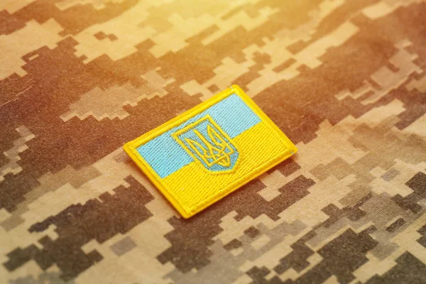 Ukrayna bayrağıyla pikselleştirilmiş dijital askeri kamuflaj kumaşı ve mavi ve sarı renkli sembollü arma. Ukrayna asker üniformasının nitelikleri