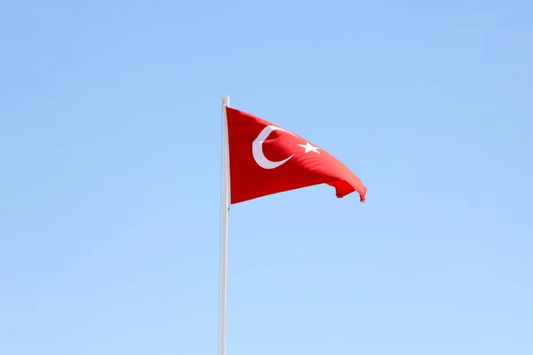 Flaga Turecka Maszcie Flagowym Machająca Czystym Niebieskim Tłem Nieba Biały — Zdjęcie stockowe