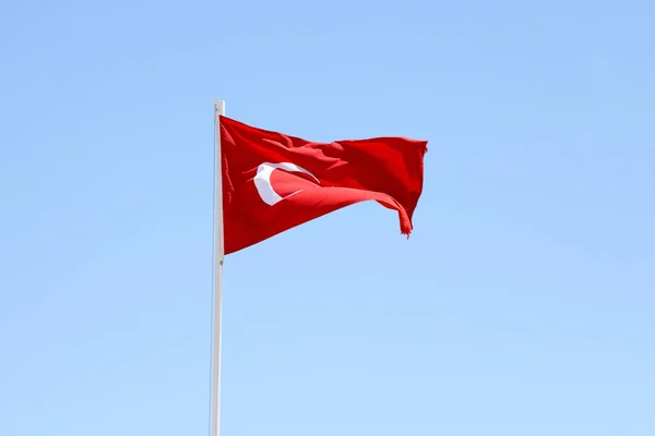Bayrak Direğindeki Türk Bayrağı Temiz Mavi Gökyüzü Arka Planında Dalgalanıyor — Stok fotoğraf