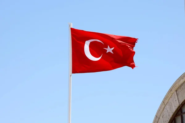 Bandeira Turca Mastro Bandeira Acenando Fundo Céu Azul Limpo Crescente — Fotografia de Stock