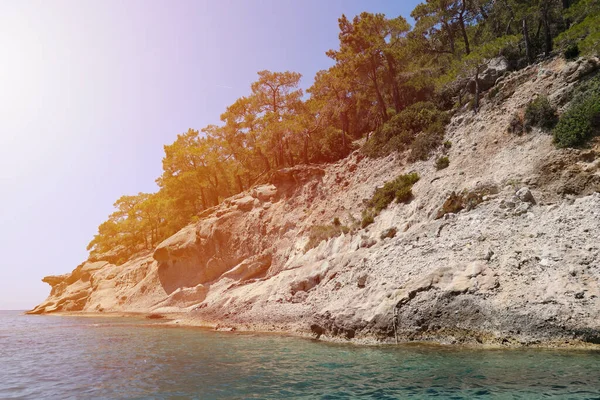 在土耳其爱琴海和岩石岛游览 自然景观目的地美丽的风景度假胜地夏季 深蓝色的海水上 有一个巨大的摇曳的海岸 最豪华的冷藏室 — 图库照片