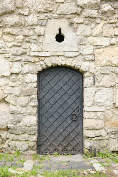ヨーロッパの中世のスタイルで古い古代の金属製のドアのテクスチャ 天候やステンドグラスから閉じた高齢者のドアの詳細なテクスチャ — ストック写真
