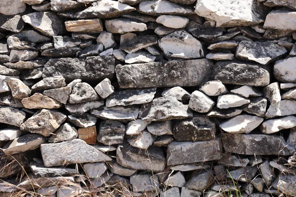 Çimentoyla Donatılmış Büyük Kahverengi Gri Taşlı Taş Bir Duvarın Dokusu — Stok fotoğraf