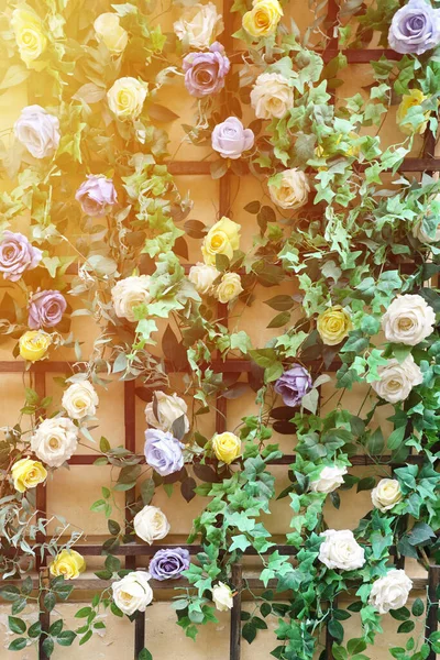 Διακόσμηση Αστικό Αντικείμενο Τέχνης Από Πολύχρωμα Κομψά Λουλούδια Ξύλινο Πλέγμα — Φωτογραφία Αρχείου