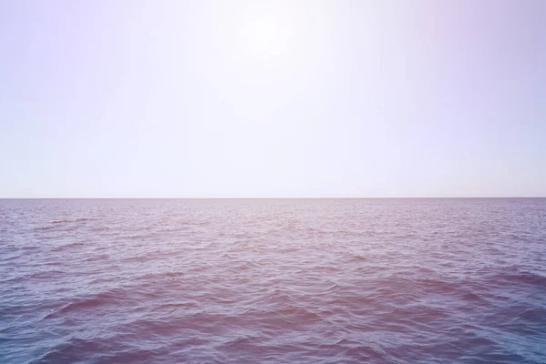 Вид Спереди Утреннем Небе Ярко Голубой Ясными Белыми Облаками Океан — стоковое фото