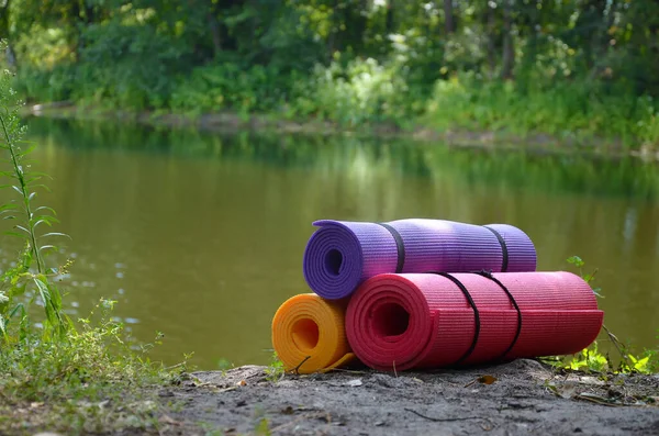 Yoga Fitness Oder Touristenmatten Auf Dem Grünen Rasen Der Nähe — Stockfoto