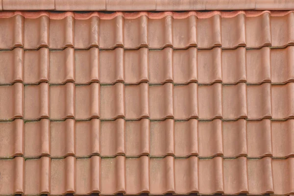 茶色の屋根の金属タイルの建築テクスチャの背景 現代の金属製の屋根瓦の家の屋根 — ストック写真