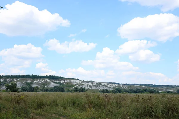 stock image Ancient multimillion chalk mountains on the steppe surface of earth. White chalk mountains in the Dvurechansky park reserve in Ukraine