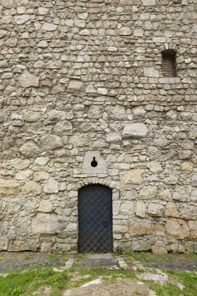Ortaçağ Taş Duvarı Eski Metal Kapı Dokusu Ortaçağ Kullanımı Için — Stok fotoğraf