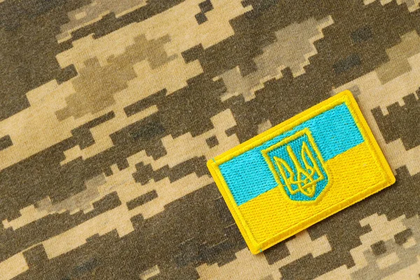 Pixeled Digital Militer Kain Kamuflase Dengan Ukrainian Bendera Dan Lambang — Stok Foto