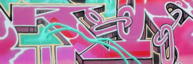 Metal duvarda parlak aerosol şeritleri olan grafiti resimlerinin renkli arka planı. Eski moda sokak sanatı sprey boya kutularından yapılmış. Çağdaş gençlik kültürü arka planı