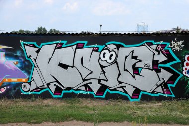 Metal duvarda parlak aerosol şeritleri olan grafiti resimlerinin renkli arka planı. Eski moda sokak sanatı sprey boya kutularından yapılmış. Çağdaş gençlik kültürü arka planı