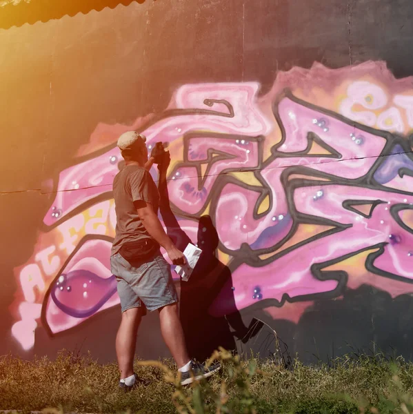 Genç Beyaz Erkek Grafiti Sanatçısı Mavi Pembe Tonlarda Büyük Sokak — Stok fotoğraf