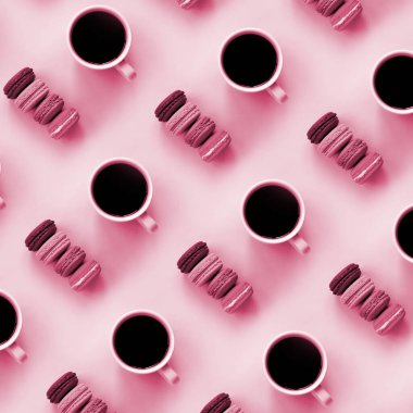 Pek çok renkli tatlı pastası kurabiyesi ve modaya uygun pastel mavi arka plan manzaralı kahve fincanları. Düz kompozisyon. Görüntü tonu Viva Magenta, 2023 yılının rengi