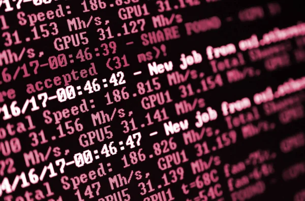 オフィスコンピュータのモニター上の暗号通貨マイニングのためのプログラムインターフェイスのマクロスナップショット 情報文字列とデータの流れ マゼンタ 2023年の色でトーン画像 — ストック写真