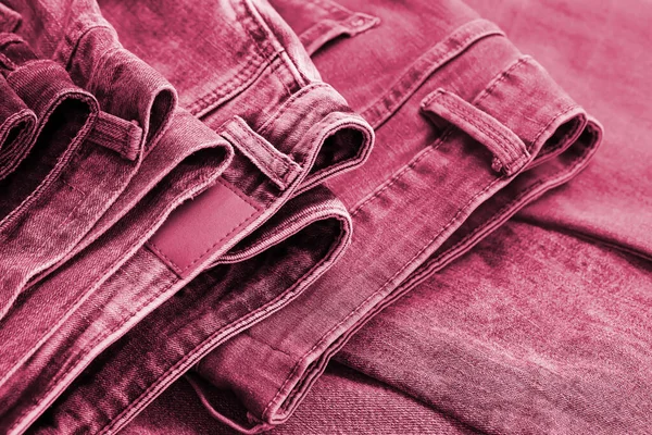 ワードローブルームにスタックに多くのジーンズ クローゼットのパンツデニムジーンズの行 ショッピング ファッショナブルな現代的な服の概念ビバ マゼンタ 2023年の色でトーン画像 — ストック写真