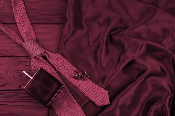 위에는 향수와 넥타이를 액세서리에요 올해의 색깔인 마젠타에 Shallow Dof Image — 스톡 사진