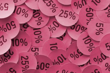 Kara Cuma ya da siber pazartesi satışları için yüzde değerleri olan büyük miktarda sarı etiket. 2023 yılının rengi olan Viva Magenta 'daki herhangi bir mal için indirimli fiyatların soyut görüntüsü