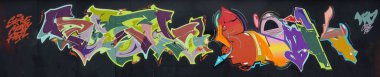 Metal duvarda parlak aerosol şeritleri olan grafiti resimlerinin renkli arka planı. Eski moda sokak sanatı sprey boya kutularından yapılmış. Çağdaş gençlik kültürü arka planı