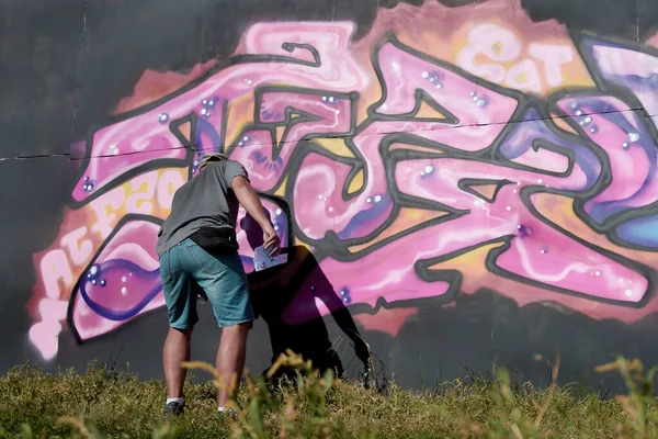Jonge Blanke Man Graffiti Kunstenaar Tekening Grote Straat Kunst Schilderen — Stockfoto