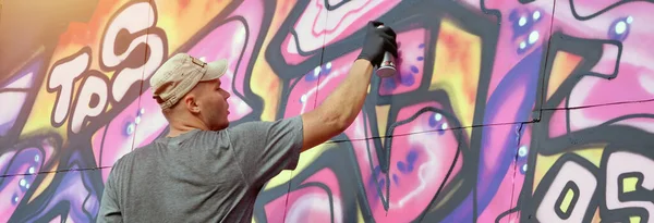 Jovem Artista Grafite Masculino Caucasiano Desenhando Grande Pintura Arte Rua — Fotografia de Stock