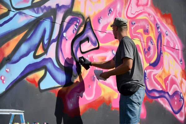 Joven Artista Graffiti Masculino Caucásico Dibujando Una Gran Pintura Arte — Foto de Stock
