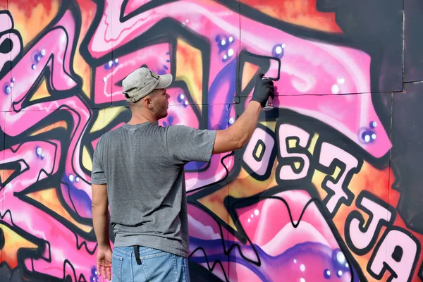 Joven Artista Graffiti Masculino Caucásico Dibujando Una Gran Pintura Arte —  Fotos de Stock