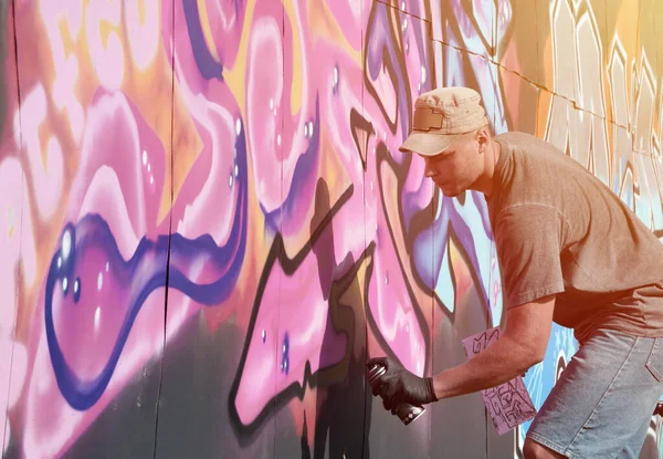Unga Kaukasiska Manliga Graffitimålare Ritar Stora Gatukonst Målning Blå Och — Stockfoto