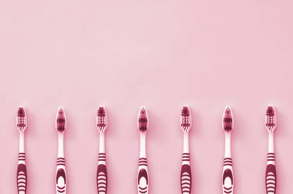 Veel Tandenborstels Liggen Een Achtergrond Bovenaanzicht Vlak Minimaal Concept Afbeelding — Stockfoto