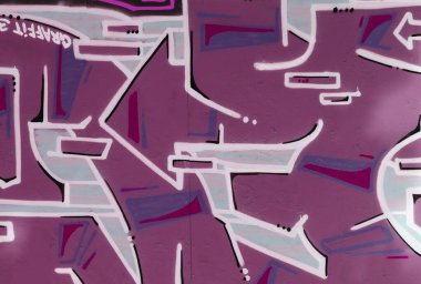 Metal duvarda parlak aerosol şeritleri olan grafiti resimlerinin renkli arka planı. Eski moda sokak sanatı sprey boya kutularından yapılmış. Çağdaş gençlik kültürü arka planı