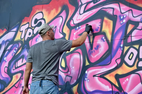 Jeune Artiste Caucasien Graffiti Dessinant Une Grande Peinture Street Art — Photo