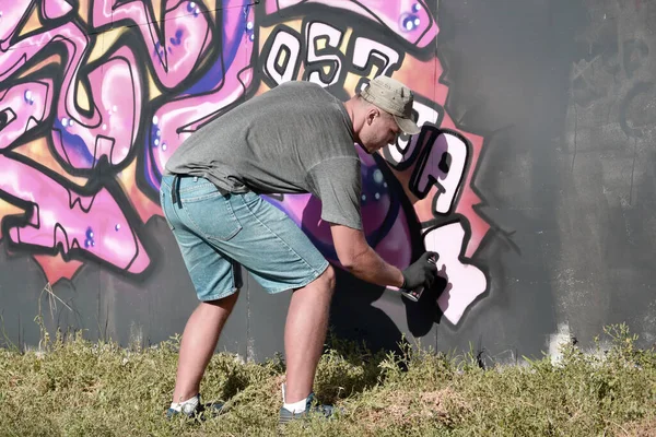 Unga Kaukasiska Manliga Graffitimålare Ritar Stora Gatukonst Målning Blå Och — Stockfoto