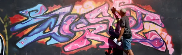 Молодой Кавказский Художник Граффити Рисует Большую Уличную Живопись Сине Розовых — стоковое фото