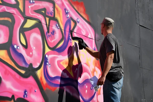Mladý Kavkazský Graffiti Umělec Kreslí Velké Pouliční Malby Modrým Růžovým — Stock fotografie