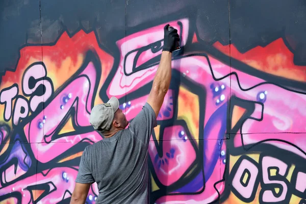 Joven Artista Graffiti Masculino Caucásico Dibujando Una Gran Pintura Arte — Foto de Stock