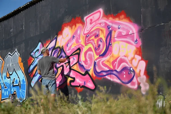 Νεαρός Καυκάσιος Καλλιτέχνης Γκράφιτι Που Ζωγραφίζει Μεγάλη Τέχνη Του Δρόμου — Φωτογραφία Αρχείου