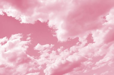 Farklı boyutlarda beyaz bulutlarla dolu mavi bir gökyüzü Viva Magenta renginde, 2023 yılının renginde.