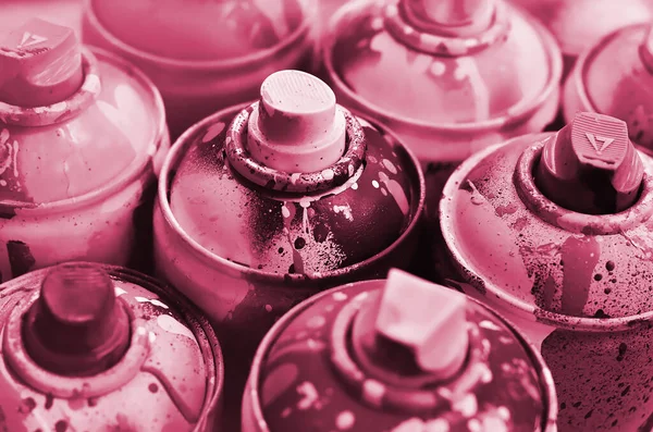 Många Använda Sprayburkar Med Färg Närbild Smutsiga Och Smutsiga Burkar — Stockfoto